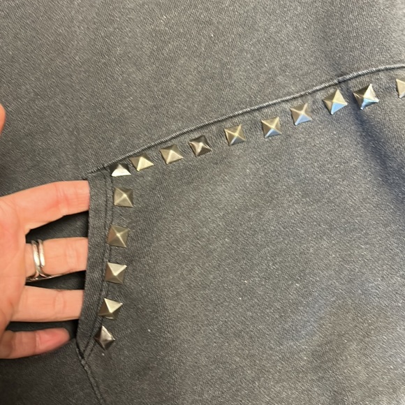 Crust punk hoodie with patch studs and thumb holes - Picture 4 of 4